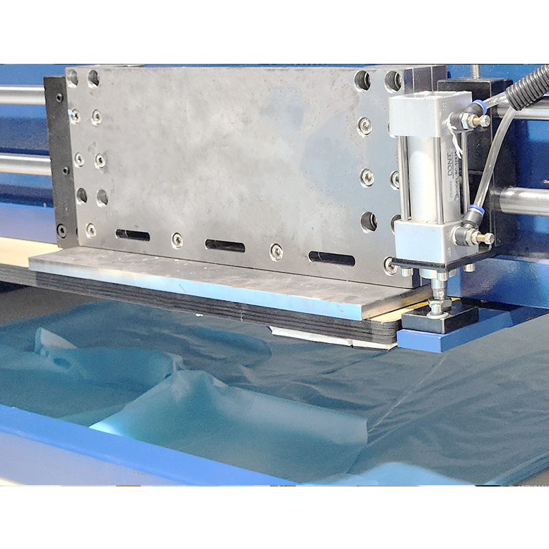 Disposable cpe isolation clothing machine with reverse thumb buckle